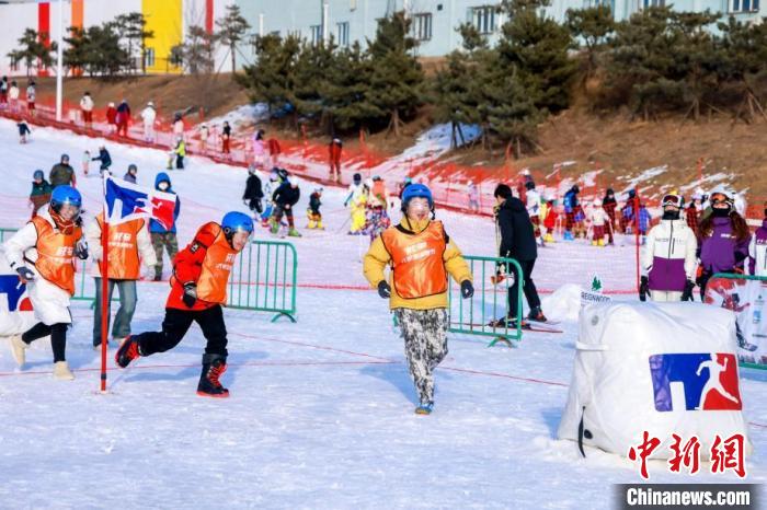 万名高校学子将获邀免费滑雪在校园中播撒冰雪