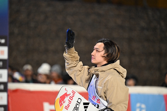 北京站大跳台世界杯：苏翊鸣失误无缘卫冕，杨