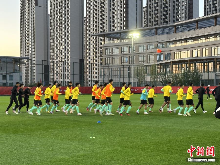 大连热身对决乌兹别克斯坦：国足世预赛前的最