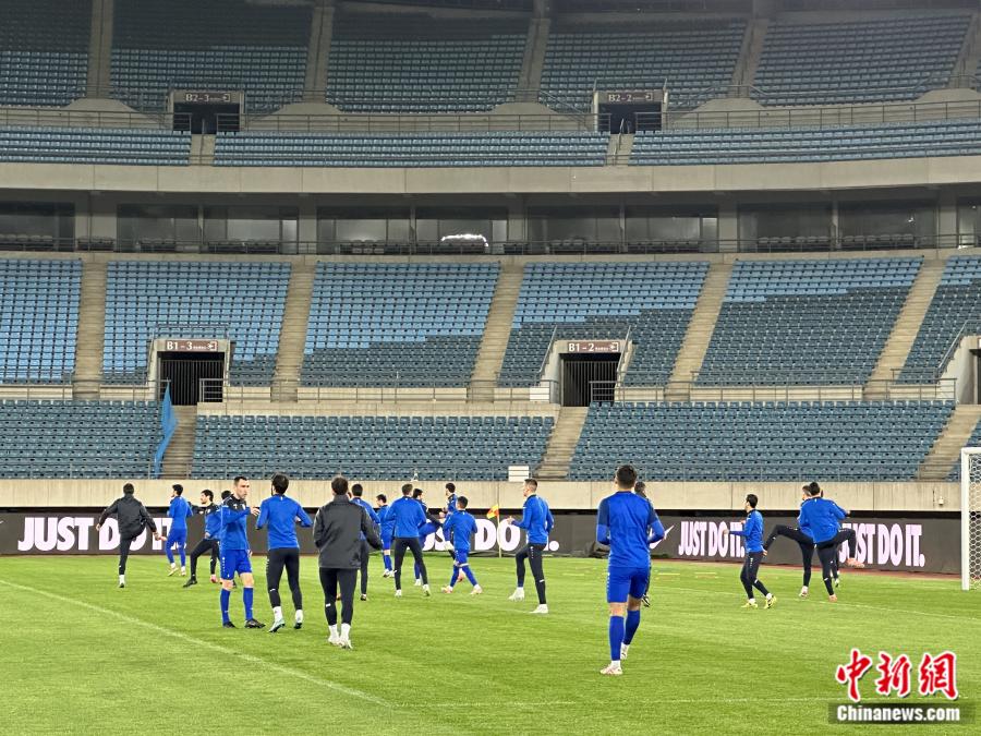 大连热身对决乌兹别克斯坦：国足世预赛前的最