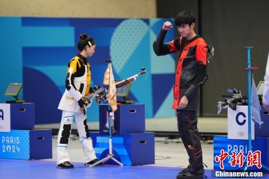 巴黎奥运进入高潮场内激战场外童趣并存的小孩