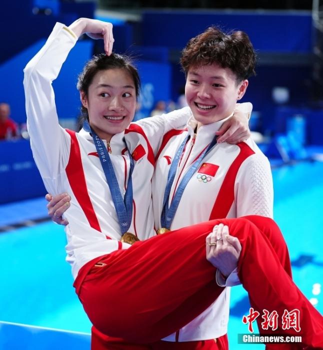 巴黎奥运进入高潮场内激战场外童趣并存的小孩