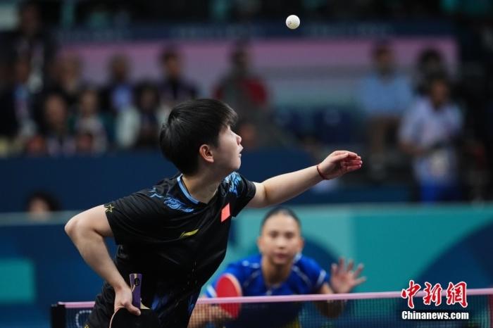 巴黎奥运进入高潮场内激战场外童趣并存的小孩