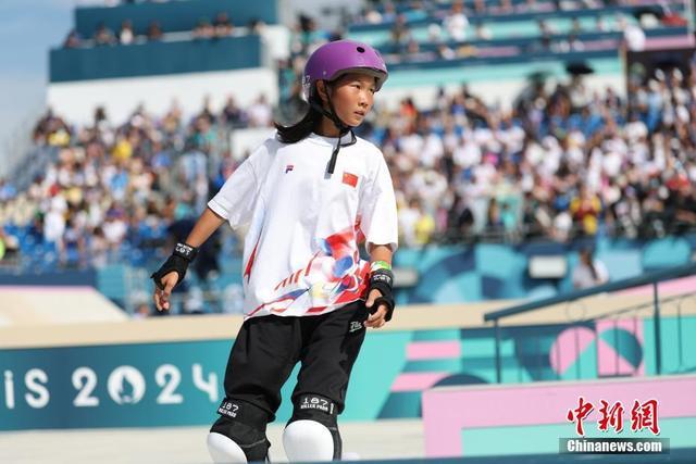 巴黎奥运进入高潮场内激战场外童趣并存的小孩