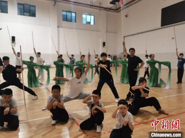 成都大运会开幕式前《武动峨眉》展现峨眉武术