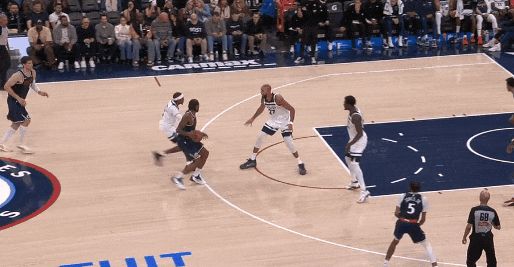 莱纳德45分强势突破戈贝尔防守压制森林狼