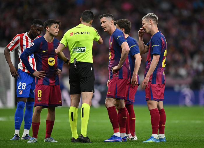 莱万世界杯梦碎后瞄准巴萨双冠目标