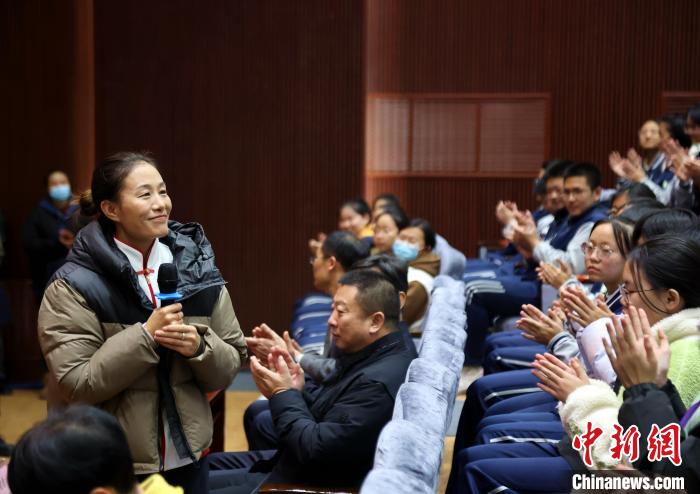 首位藏族奥运冠军切阳什姐走进校园分享竞走人